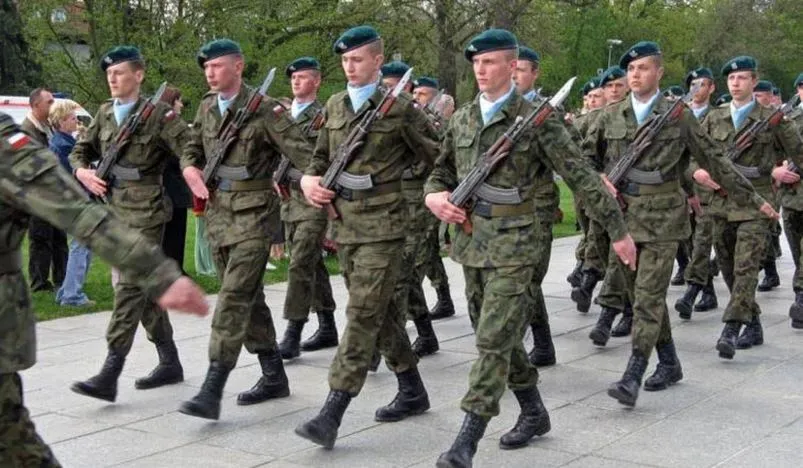 Co robi żołnierz zawodowy? Odkryj kluczowe obowiązki i zadania w służbie