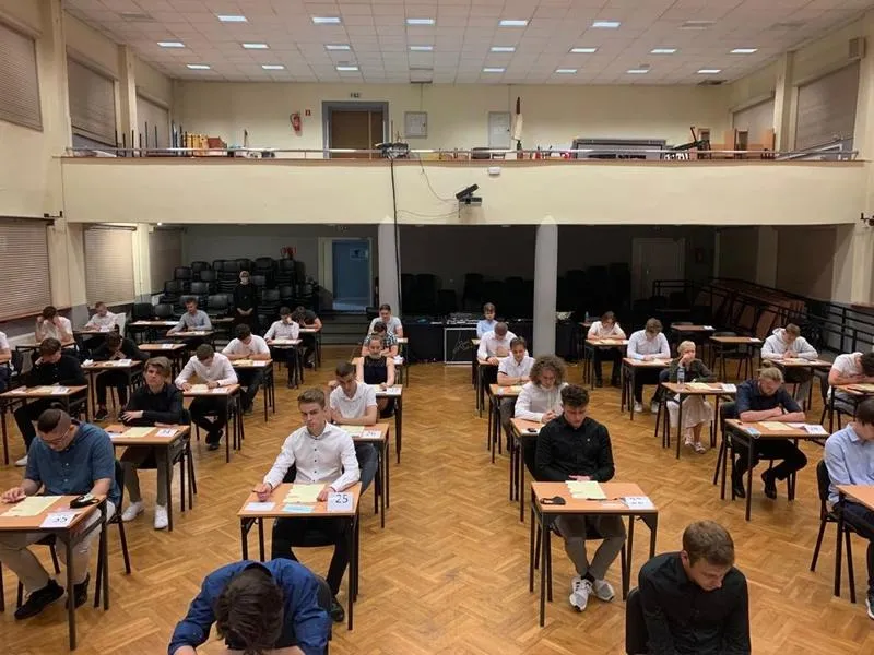 Ile czasu poświęcić na teoretyczny egzamin zawodowy? Oto kluczowe szczegóły!
