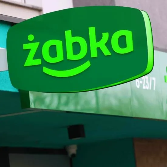 Ile naprawdę zarabia pracownik Żabki? Odkryj czynniki wpływające na pensję