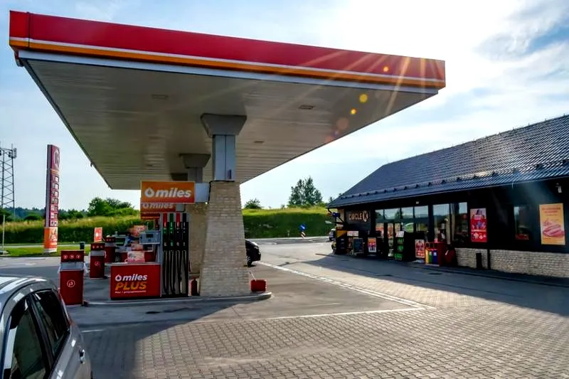 Ile zarabia pracownik stacji paliw? Oto zaskakujące różnice w wynagrodzeniach na rynku pracy