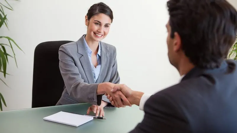 Jak długo trwa rozmowa o pracę? Odkryj typowe czasy i czynniki wpływające na ich długość