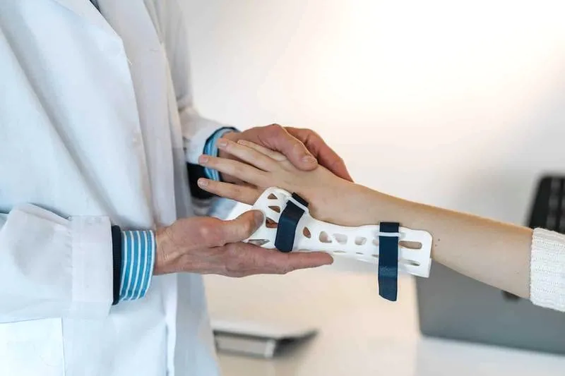 Jak skutecznie walczyć o pełne odszkodowanie za złamanie ręki w UK